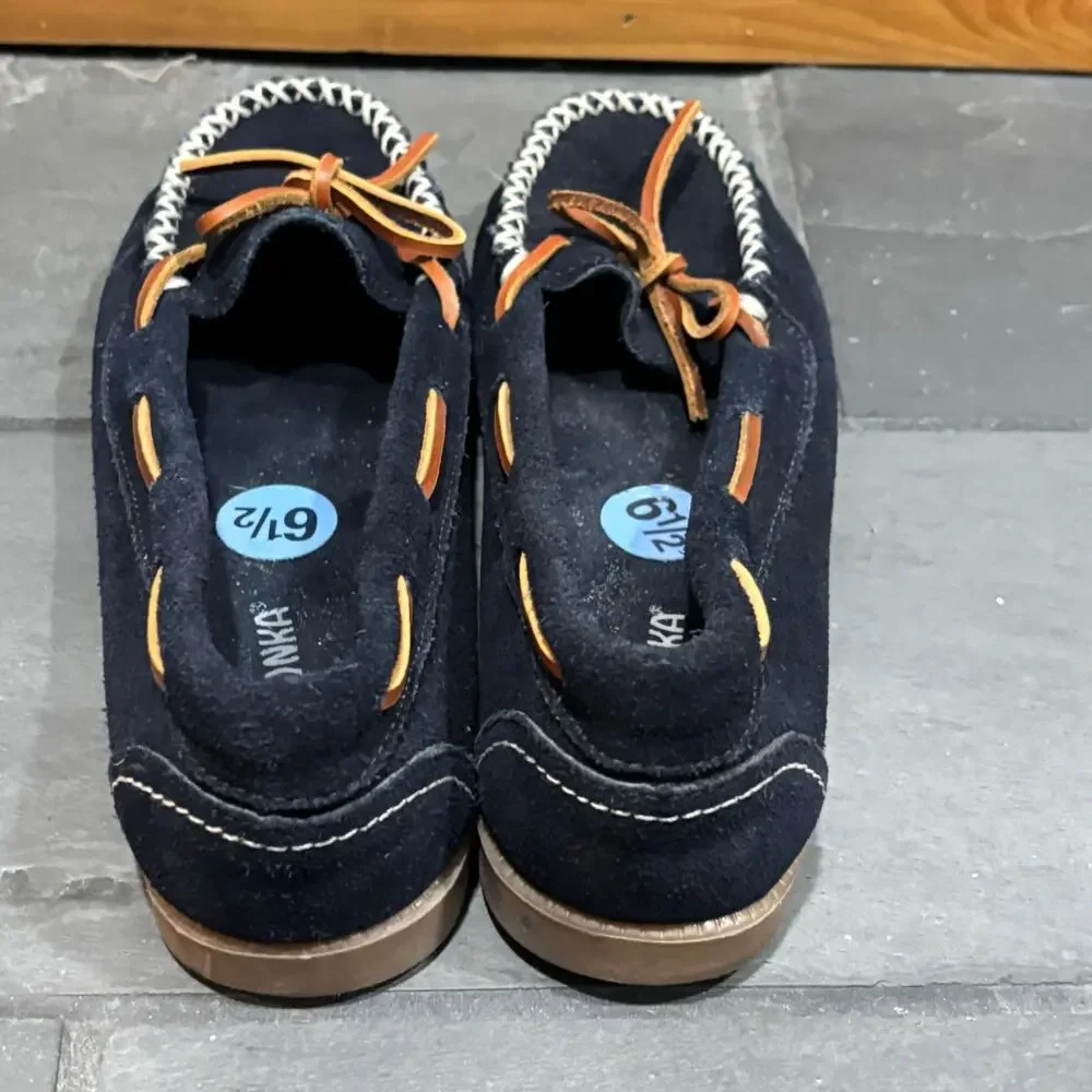 Minnetonka Navy Suede Moccasin Loafer - size 6.5